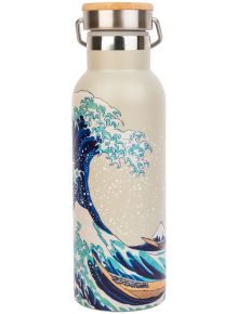 The метална бутилка Grupo Erik Hokusai Голямата вълна край Канагава с дръжка, 500 мл, е изработена от неръждаема стомана и декорирана с цветен принт на емблематичната вълна и планина за стил и издръжливост.