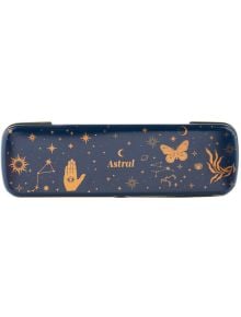Тъмно синият надпис "Метална кутия с цветни моливи Grupo Erik - Astral" е украсен със златни звезди, слънце, полумесец, пеперуда, ръка с око, съзвездия и думата "Astral" в центъра.