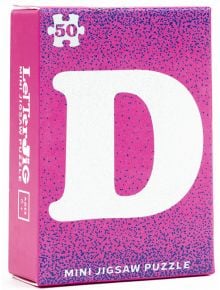 Розовата кутия с надпис Мини пъзел Professor Puzzle - Букви, асортимент показва голяма бяла буква D със сини петънца, икона "50" в ъгъла за 50 парчета пъзел. Идеален за изучаване на английска азбука или като подарък за мини пъзел.