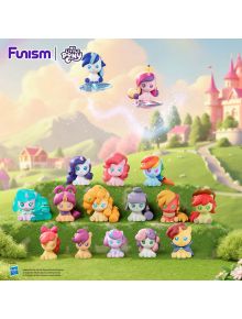 Няколко Мини фигурка My Little Pony - Home is Protection Magic Bottle, асортимент са подредени в редици на тревист хълм със замък и светло небе зад него; две от тях стоят издигнати на ясни стойки и блестят над останалите.