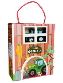 Кутията за играчки "Моето малко селище: Фермата" е оформена като хамбар с червена дръжка, изрязани прозорци с два трактора и изображения на дървен трактор, фермер, котка, птици, инструменти. Отпред е отпечатан надписът "ФЕРМАТА" (Ферма).
