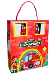 Яркочервена кутия за играчки с прозорци, анимационни пожарникари, пожарна кола и куче отпред. Тя има дръжка за носене и ПОЖАРНАТА на кирилица - перфектен комплект за деца. Име: Моето малко селище: Пожарната.