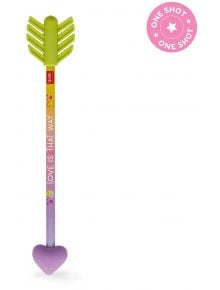 Моливът Legami Love Birds има две ароматизирани гумички - едната с форма на зелена стрелка, а другата - на лилаво сърце. На пастелния му дръжка е изписано "ЛЮБОВТА Е ТАКАВА", а розовата значка "ONE SHOT" украсява ъгъла.