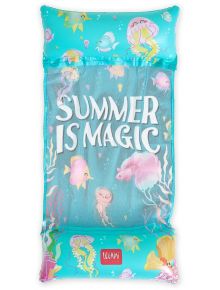 Надуваем хамак Legami - Summer is Magic е тюркоазен надуваем аксесоар за плаж, украсен с цветни морски същества и растения, с "SUMMER IS MAGIC" с удебелени бели букви в центъра и логото на Legami в долната част.