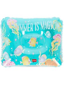 Надуваема възглавничка Legami - Summer is Magic е синя надуваема възглавница с цветни морски създания, текст "Legami Summer is Magic" в горната част, идеална за възглавница за плаж, а в долната част има логото на Legami.