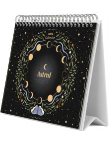 Настолен календар Grupo Erik - Astral, 2026 година: с лунни фази, звезди и флорални елементи на тъмен фон. Стои изправен с горна спирала-идеален избор за фенове на астрологията.
