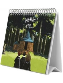 На настолен календар Grupo Erik - Harry Potter, 2026 година са изобразени трима герои в одежди от Хогуортс близо до хижа сред високи горски дървета под ясно небе - омагьосващ щрих за всяко бюро.