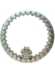 Настолен вечен календар Invotis е кръгъл метален настолен календар с номерирани отрязъци от 1 до 31 и вътрешен звездообразен циферблат за дните от седмицата - елегантен вечен аксесоар за вашето бюро или маса за занаяти.