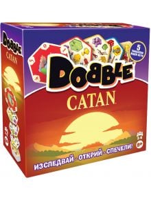 Цветна кутия за настолна игра Dobble CATAN с изображение на залез над хълмове, икони на играта и текст на кирилица. Кутията показва 5 мини-игри и е предназначена за възраст над 8 години, предлага се в книжарница Orange.