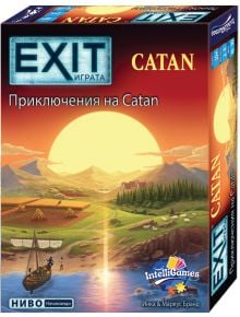 Кутията на "Настолна игра Exit Catan: Приключения на Катан" показва залез над река, планини и полета с лодка и селище, преплитаща елементи от Катан и EXIT игри за бягство стая изживяване. Виждат се лога и брандинг.