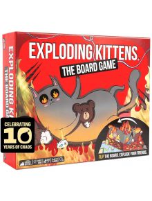 Кутията на настолна игра Exploding Kittens: The Board Game показва голяма анимационна котка сред пламъци и мечка-идеална за феновете на Експлодиращи котета. Има бадж "Празнуване на 10 години хаос".