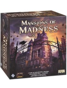 Кутията на настолната игра Mansions of Madness (Second Edition) показва зловещ викториански особняк, врани и желязна порта под тъмно небе - истински лавкрафтиански ужас, а заглавието изпъква отгоре.