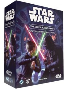 Кутия за Настолна игра Междузвездни войни: Игра с карти, на която Люк Скайуокър и Дарт Вейдър кръстосват светлинни мечове в космоса. Текстът е на английски и руски език, а в долната част има лого на издателството.