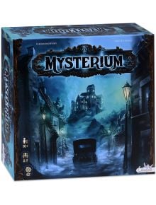 Обложка на настолна игра Mysterium (Обновено издание), на която е изобразена мъглива, осветена от луната улица с ретро автомобил и стълбове с лампи, водещи към голямо, зловещо имение на заден план.