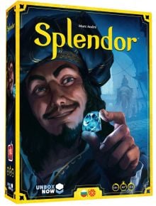 Кутията на настолната игра Splendor, обновено издание, показва мъж в ренесансово облекло с голям син скъпоценен камък; заглавието е изписано ярко в жълто отгоре, отразявайки темата за търговия със скъпоценности.