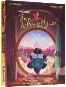 Корицата на настолна игра "Хобит: Дотам и обратно" изобразява анимационен хобит с раница, който гледа от кръгла врата към далечна планина и карта, улавяйки духа на приключението. Заглавието и подробностите се открояват на видно място.