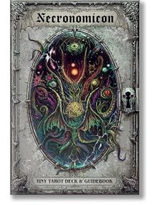 Корицата на мини таро палитрата и наръчника "Некрономикон" с космическо същество с пипала, обрамчено с готически мотиви, окултни символи и ключове - омагьосващ мини таро комплект, вдъхновен от вселената на Х.П. Лъвкрафт.