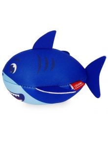 Неопренова плаваща топка Legami - Shark е синя топка с усмихнато акула лице, тъмносини перки, бели зъби и червен етикет - идеална играчка за вода, подходяща за игри в басейна.