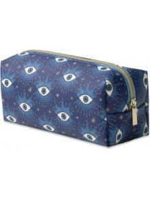 Starry Eyed несесер от DesignWorks Ink е тъмносин правоъгълен калъф от веган кожа с цип, украсен с небесен десен на сини отворени очи, излъчващи се линии и разпръснати златни звезди.