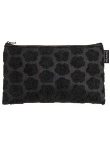 Несесер Miquelrius Boho Essence Golden - черен е правоъгълен черен несесер с цип, текстуриран модел на флорални точки и страничен етикет, идеален за поддържане на козметика. Вдъхновена от колекцията Boho Essence.