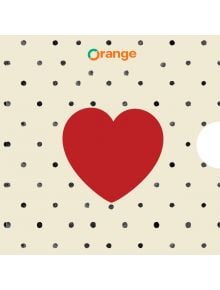 Голямо червено сърце е разположено в центъра на бежов фон с черни точки. Ваучер за подарък Френско сърце е идеален за подарък във вашия любим онлайн магазин.