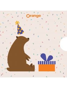 Мече за рожден ден със синьо-жълта парти шапка седи до оранжева кутия за подаръци със синя панделка в оранжевия център. Цветни конфети изпълват фона, а в горната част е изобразен надписът "Ваучер за подарък Мече за рожден ден".