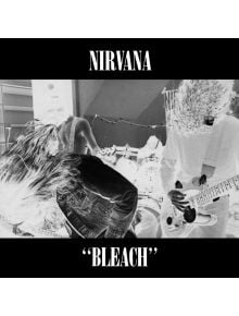 Обърната черно-бяла снимка на дългокоса група на сцената, със закрити лица, с "Nirvana - Bleach (VINYL)" с удебелени бели букви - емблематично изображение на гръндж албум.