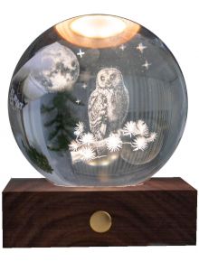 Нощна лампа Gingko Amber Crystal Light Owl Moon има кристална топка с гравирана сова на клон, звезди и пълна луна, осветена отгоре върху дървена основа с кръгъл златен бутон.