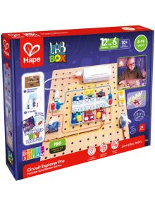 Цветна кутия с Образователен комплект Hape LabBox - Изследване на вериги, 34 части, показва електрически компоненти и дете в експеримент. Подходящ за деца 8-99 г., с 12 урока и 30+ проекта-идеален за обучение по електроника.