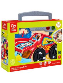 Образователна дъска Hape в кутия - Малкият състезател за възраст 3-6 години. В опаковката са изобразени червена състезателна кола и интерактивни функции, които подпомагат фина моторика, развиващи играчки и цветни дейности.