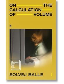 Корица на книгата "За изчислението на том I", роман за времевата примка на носителката на наградата на Северния съвет Солвей Бале, със снимка на човек с къса светлокафява коса, видян отзад на прозорец; удебелен черен текст върху жълт фон.