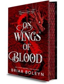 Корица на книгата „On Wings of Blood Deluxe Edition“ от Брайър Болейн – завладяващ романтично-фентъзи роман, чието действие се развива в света на „Академия Блъдуинг“. На корицата е изобразен червен дракон на тъмен, богато украсен фон със сребърни букви. Т