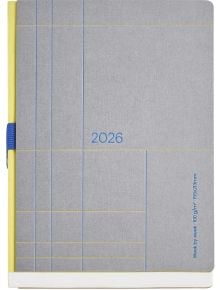 Седмичен тефтер - органайзер Miquelrius Back To Basic Lineas Gris 2026 има сива корица със сини и жълти геометрични линии, етикет 2026, жълт гръбнак със синя линия за писане, Week by Week | 100 g/m² | 150x210mm.