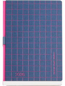 A Miquelrius Back To Basic Lineas Marino 2026 дневник-органайзер с дизайн "ден на страница", син цвят, розови линии и вертикална розова ивица по гърба. В комплект с подходяща розова химикалка.