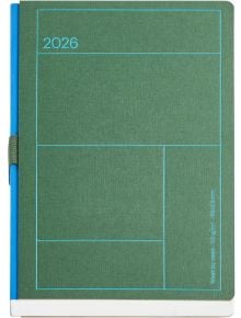 Седмичен тефтер-органайзер Miquelrius Back To Basic Lineas Verde 2026 с тъмнозелена корица със сини геометрични линии, син гръб, держач за химикал и бели ръбове. Идеален за годишно планиране през 2026 г.