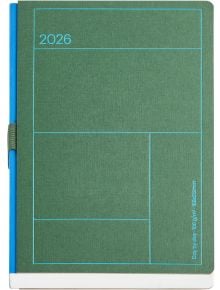 Зелен тефтер-органайзер Miquelrius Back To Basic Lineas Verde 2026 с геометричен син дизайн, надпис "2026" и синя химикалка - идеален за годишно планиране, ден на страница.