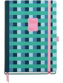 А тефтер-органайзер с твърди корици Miquelrius Grafica Color Block 2026, ден на страница, с геометричен синьо-зелен дизайн, розов етикет отпред, розови ластици за затваряне и държач за химикал.