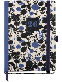 Седмичен тефтер-органайзер Miquelrius Natura Black&Blue 2026 с кремави корици, флорален черно-син мотив, син гръб, ластик, държач за химикал и етикет с числото 26 - идеален за годишно планиране.