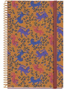 The Miquelrius Natura Leopard 2026 тефтер-органайзер, ден на страница, с шарена корица и ластик-идеален за годишно планиране и като бележник органайзер.