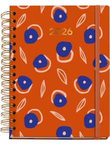 На бяло бюро стои отворен Седмичен тефтер - органайзер Miquelrius Marf Organic Flourish 2026 с кафе, химикал, кламери и сушени листа. Седмичният му изглед включва място за бележки и опция за годишно планиране.