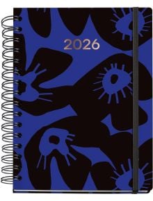 Седмичният планер Miquelrius Marf Organic Midnight Bloom 2026 е със спираловидна подвързия, с дръзка синьо-черна корица с абстрактни цветя, златен текст 2026 и затваряне с ластик вдясно.