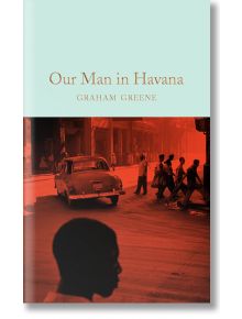 Корицата на книгата "Нашият човек в Хавана" има червена долна част с хора и ретро автомобил, а горната част показва заглавието и автора на блед фон.