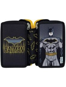 Пълен ученически несесер Scooli Batman с три отделения, модел 2026 г. - с логото и името на Батман от едната страна, мускулеста илюстрация на Батман от другата и жълти символи на прилеп вътре - идеален за училище.