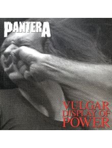 Черно-бяло изображение на човек, който е ударен в лицето, с надпис PANTERA и Vulgar Display of Power в червено в долния десен ъгъл, от лимитираното издание Pantera - Vulgar Display of Power (VINYL).
