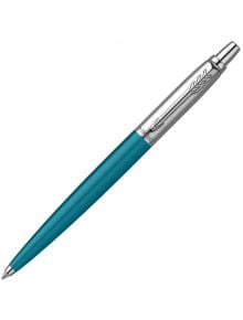 Тюркоазена химикалка Parker Jotter Originals със сребърен клипс и механизъм за щракване, с дизайн на стрелка върху клипса и гравирана дума PARKER върху металната част. Предлага се в Книжарница Orange.