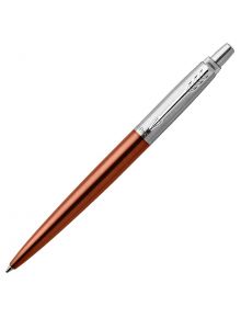 Прибираща се химикалка Parker Royal Jotter Chelsea Orange с корпус от меден металик и капачка в сребрист цвят, с гравирана стрелка в горната част - предлага се в книжарница Orange.