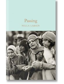 Корица на книгата Passing, част от колекционерската библиотека на Macmillan, на която е изобразена снимка в цвят сепия на четири стилни жени с шапки тип "клош" и костюми от 20-те години на миналия век, седнали заедно и вперили поглед в различни посоки.