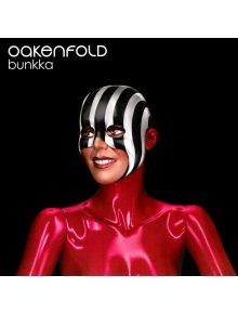 Усмихнат манекен с лъскава червена кожа и маска на черно-бели райета стои на черен фон. В горния ляв ъгъл се появява надписът "Paul Oakenfold - Bunkka (2 VINYL)", който препраща към албума с електронна музика.