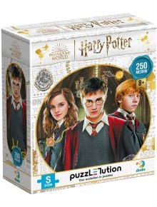 Пъзел Dodo Хари Потър: Хари Потър, 250 части - с Хари, Хърмаяни и Рон в униформите си. Идеален подарък за фенове на Хари Потър. Подходящ за деца над 8 години.