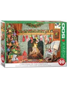 Пъзел Eurographics - Коледа край камината, 500 части пресъздава уютна зимна сцена с елха, камина, чорапи и плюшени играчки. Перфектен подарък за празниците!.